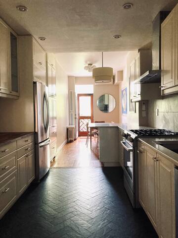 Charming Private Brownstone, Close to City & Park gallery image 5