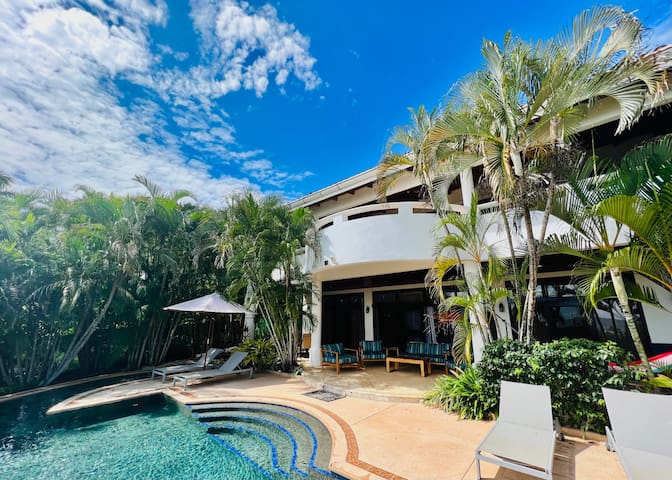Entire home with 4 bedrooms in Tamarindo - Casa Maria - Oceanfront Comfort