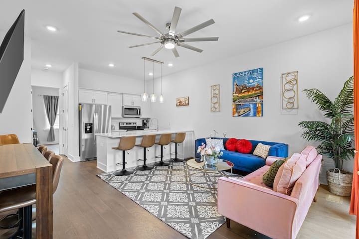 New Luxury Downtown Build w/ 8Bed + Rooftop Deck