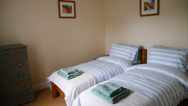 მე-2 საძინებელი - ვარიანტი 1 - მოწყობილი საწოლებით, როგორც 2 × პატარა ერთადგილიანი (2 ფუტიანი 6 ლეიბი). Უჯრის გულმკერდი და დასაკიდი ლიანდაგი. 