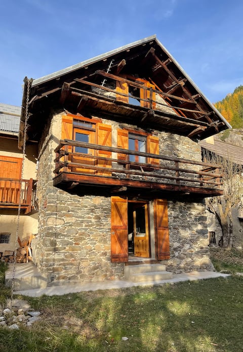 Peaceful house with garden - hiking trails start here