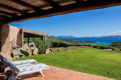 GuestHost - Villa W/ Garden, Parking & Shared Pool