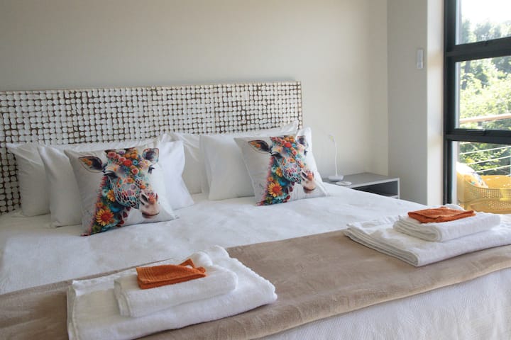 Our Giraffe Room with King size bed, comfy mattress and plush bedding.
Cozy electric blanket to ensure a good nights rest whatever the season.