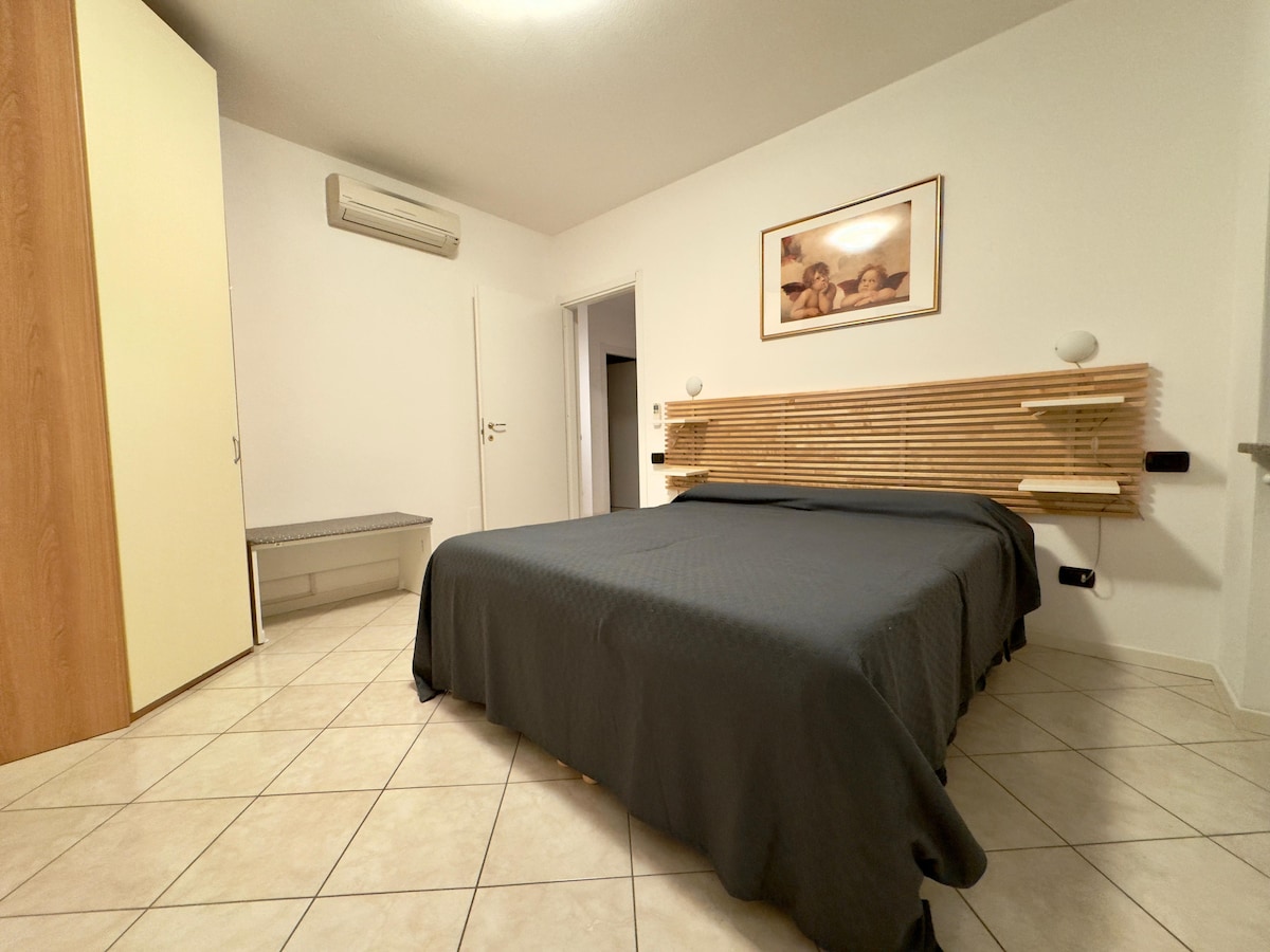 Спалната соба има стандарден двоен кревет, со можност да се подели на барање на два единечни кревета. Во спалната соба има плакар и клупа. Покрај ролетните, има и завеса за затемнување.