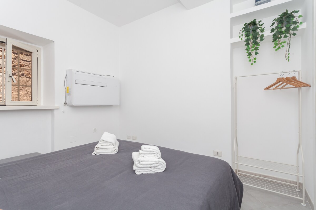 Doppelbett mit frischer und gepflegter Bettwäsche, für einen erholsamen Schlaf