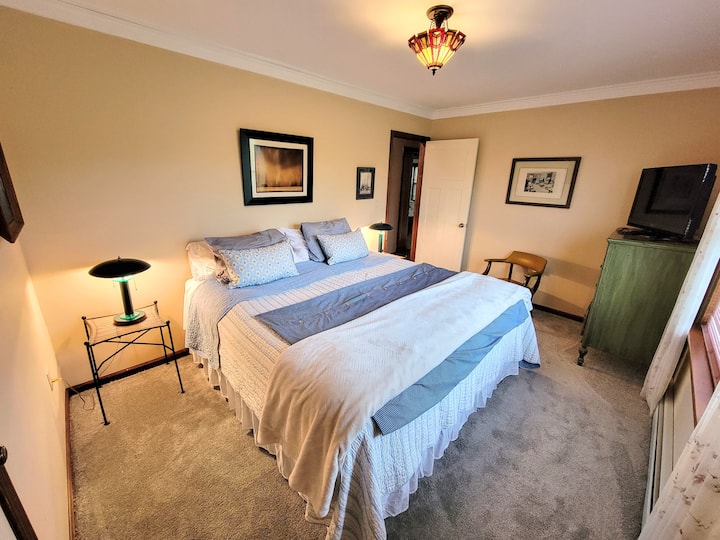 Druhá spálňa s manželskou posteľou King má inteligentnú televíziu, klimatizáciu, šatník a nádherný výhľad na horský hrebeň a Mohonk Tower.