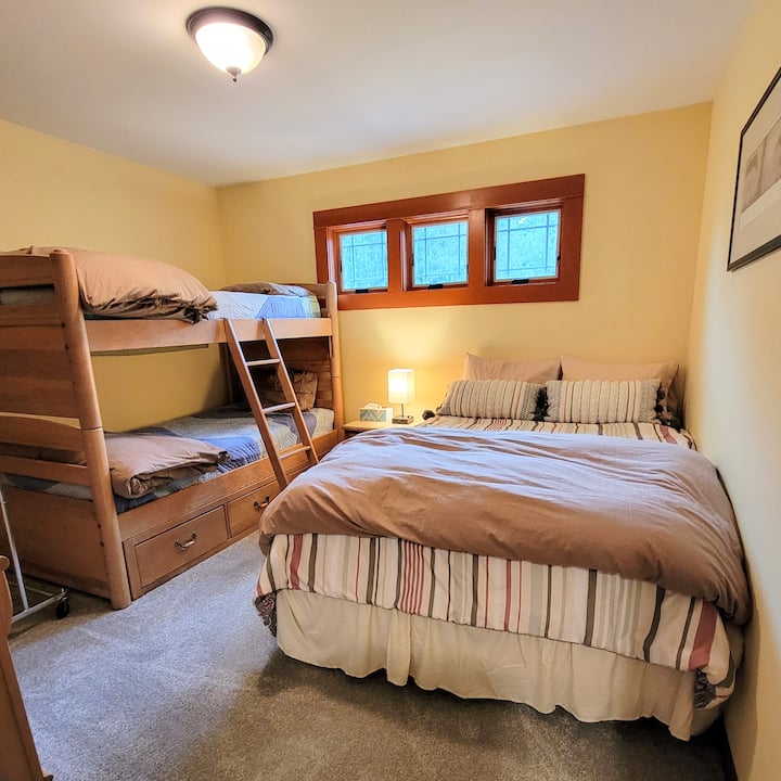 V tretej spálni je manželská posteľ a poschodová posteľ pre dvoch. Toto je jediná izba v bývaní bez klimatizácie. Ventilátory sú však k dispozícii a v lete zostáva chladno, ak sú dvere spálne cez deň otvorené.