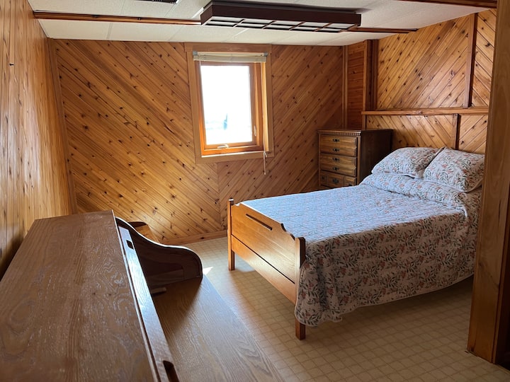 سرير كامل/مزدوج.  مكتب إذا كنت بحاجة إلى تعويض العمل.