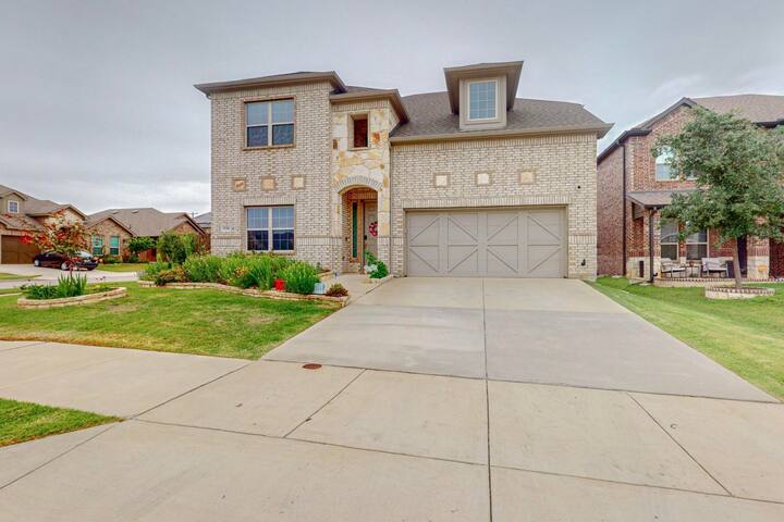 Luxurious 5-Bedroom Retreat with Great Amenities gallery image 2