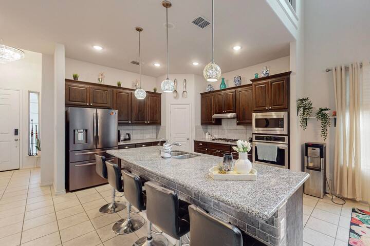 Luxurious 5-Bedroom Retreat with Great Amenities gallery image 5