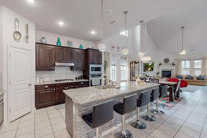 Luxurious 5-Bedroom Retreat with Great Amenities