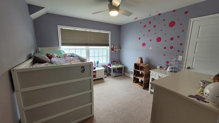 غرفة نوم في الطابق العلوي مع سريرين مزدوجين بطابقين