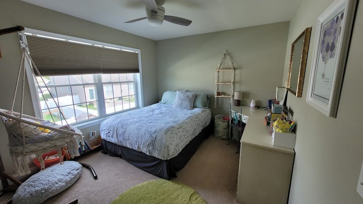 غرفة نوم في الطابق العلوي بسرير بحجم كبير