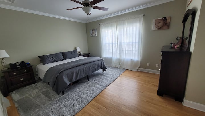 غرفة نوم رئيسية بسرير كبير