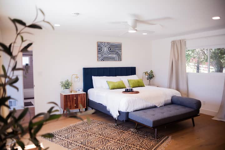 ห้องนอนใหญ่ - เตียงคิงไซส์พร้อมฟูกนอนบนหมอนห้องน้ำในตัวขนาดใหญ่พร้อมฝักบัวอาบน้ำกระจกน้ำตกประตูบานเลื่อนกระจกที่พาคุณไปยังดาดฟ้าสมาร์ททีวีตู้เสื้อผ้าขนาดใหญ่แบบวอล์คอิน ตื่นขึ้นมาพร้อมกับเมาน์เทนวิวและเดินออกไปที่ดาดฟ้า! 