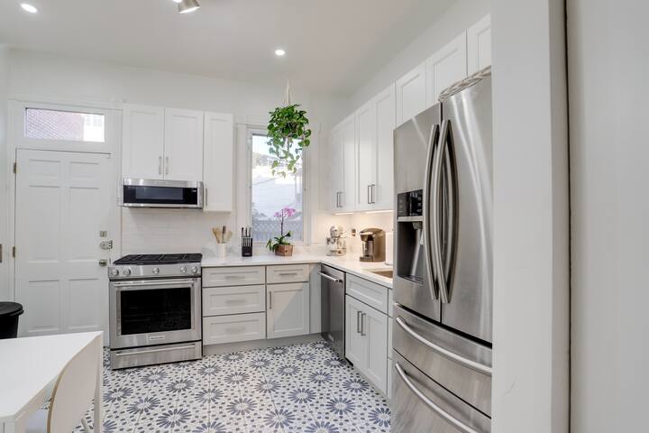 Stunning Capitol Hill Home-Pkg! gallery image 3