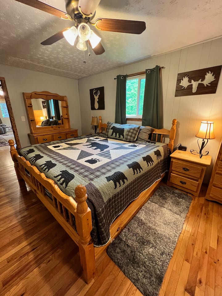 تحتوي غرفة النوم الرئيسية على سرير كينج مع غطاء من رغوة الذاكرة 