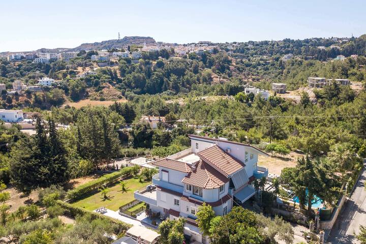 Athina’ s Villa (Heated Pool) gallery image 2