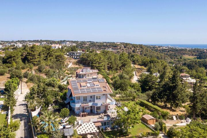 Athina’ s Villa (Heated Pool) gallery image 3