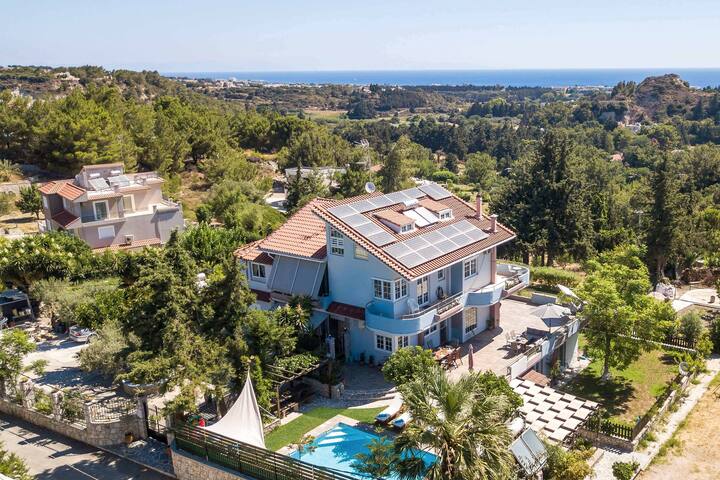 Athina’ s Villa (Heated Pool) gallery image 4