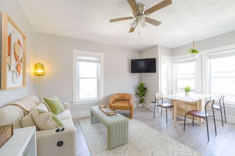 Downtown House | Sleep's 10 | 3 King Beds & More!