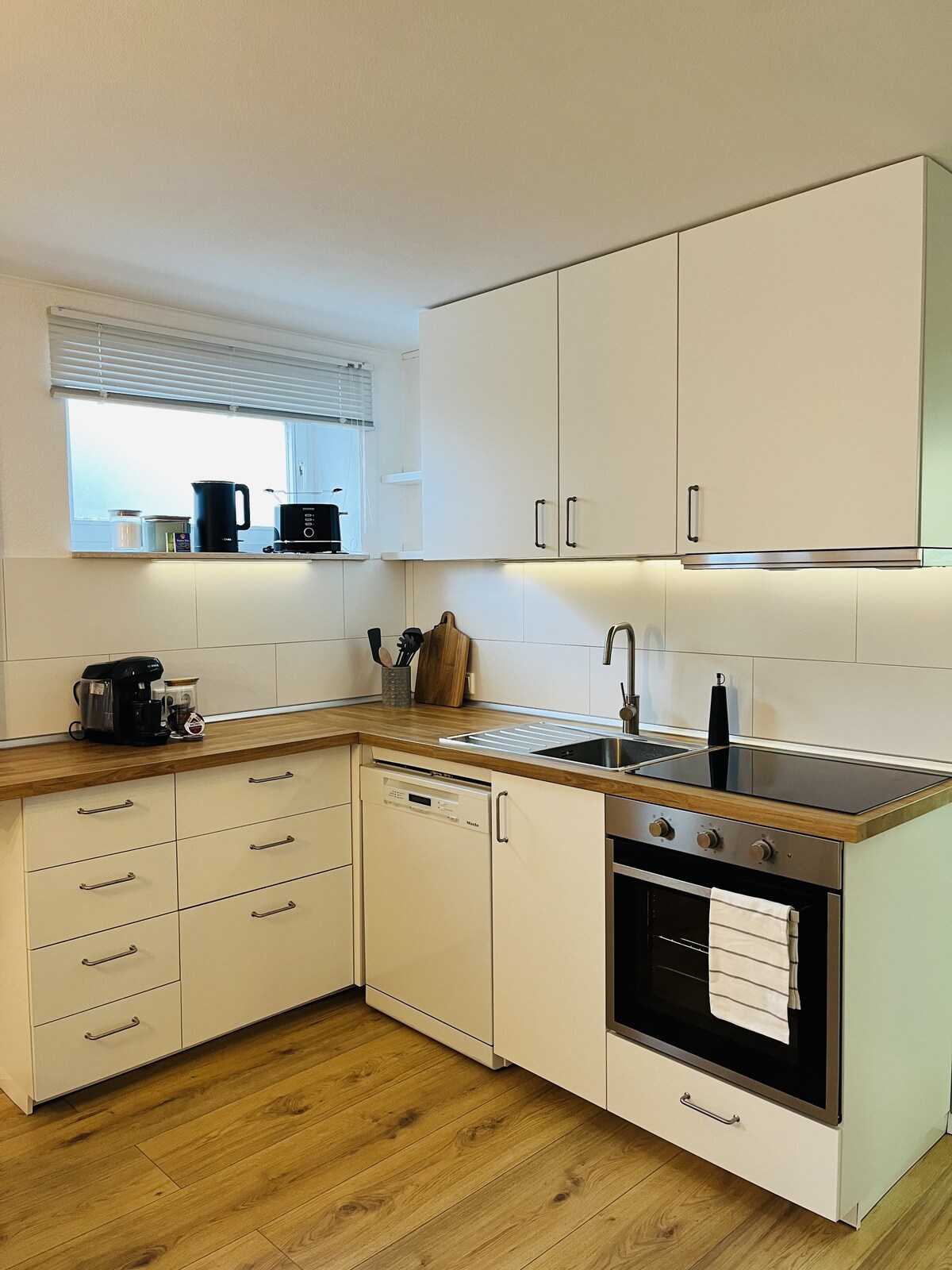 Popular Airbnb listing: OVER NIGHT No.3: Studio | Dachterasse | Netflix in Misburg Nord