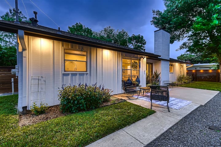 Austin Oasis wt Pool+Outdoor Hangout Space gallery image 4