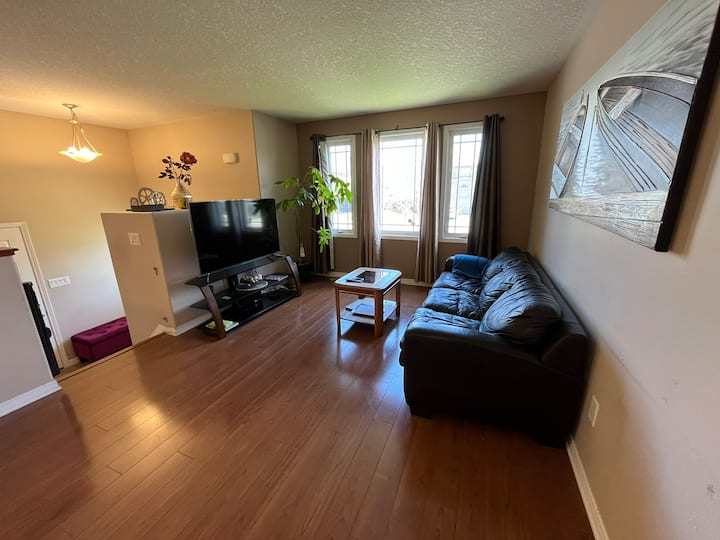 Big & Charming Bungalow Getaway - Kingston
