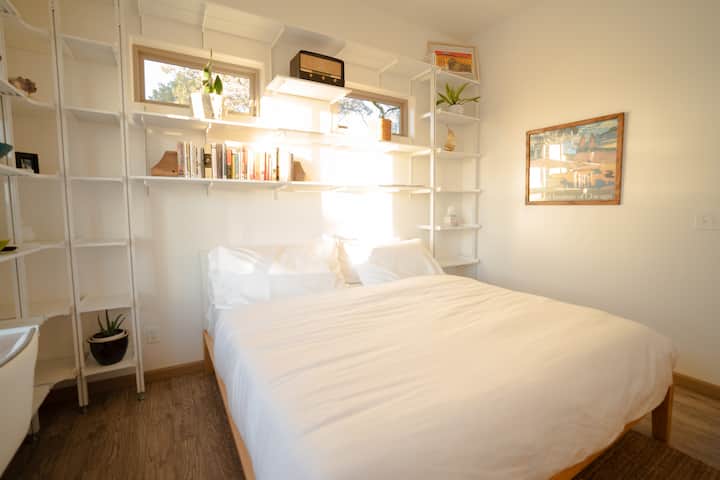 12 მეტრიანი ჭერი საძინებელს აძლევს ფართო, ჰაეროვან შეგრძნებას.  King Bed არის სრულიად ახალი და ძალიან კომფორტული! 