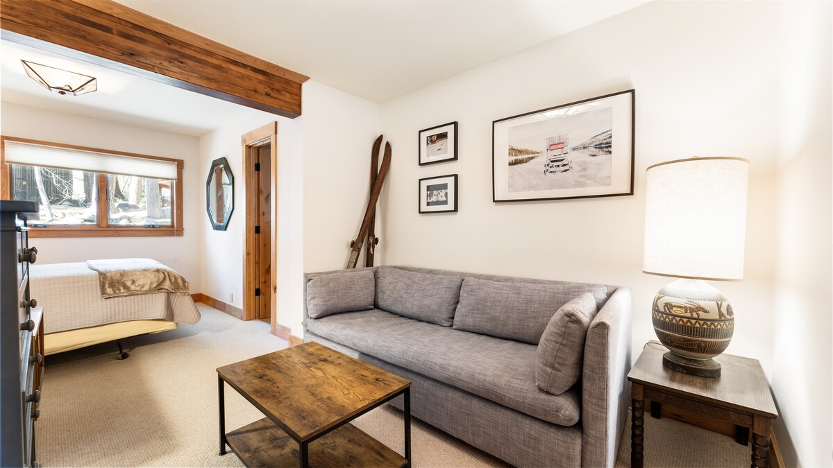 Volledige slaapkamer, queensize bed, slaapbank, 50 inch tv.