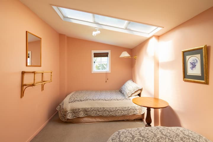 階下の寝室には2つのシングルベッドがあります