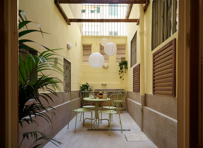 Vintage Charm with Patio in Historic Florence