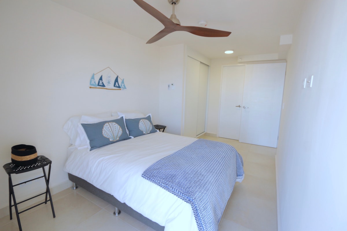 Კომფორტული საწოლი დიდი ზომის, სუფთა და ახალი თეთრეულით.