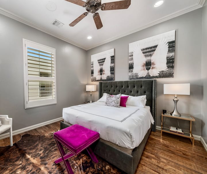 جناح ضيوف في الطابق العلوي مع مكتب/منطقة مكتب مدمجة.  حمام كامل ملحق مع خزانة ملابس صغيرة 