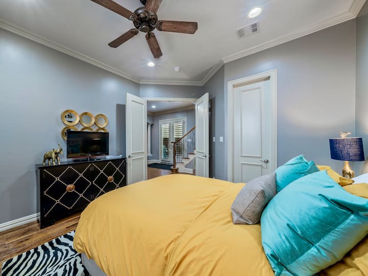 غرفة نوم في الطابق الأول مع حمام داخلي كامل وخزانة ملابس صغيرة 