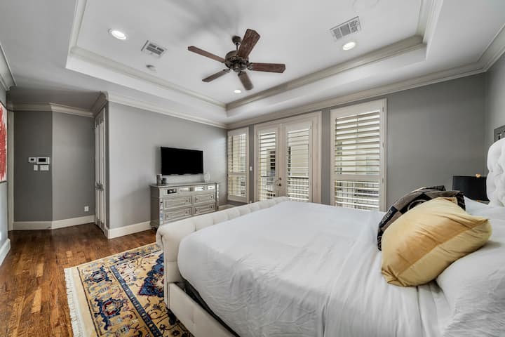 غرفة نوم رئيسية كبيرة ومشرقة مع خزانة ملابس. حمام أساسي ضخم مرفق مع دش ومنضدة تزيين منفصلة 