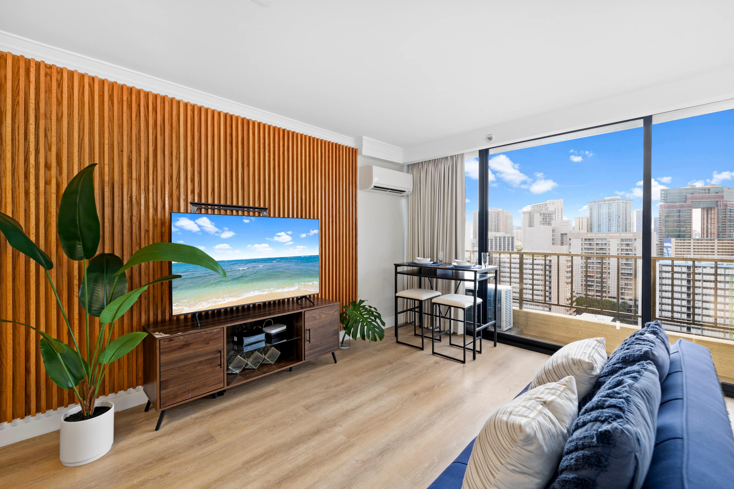 Upgraded Boutique Stay – Pool & Sauna in Waikiki - Image 14