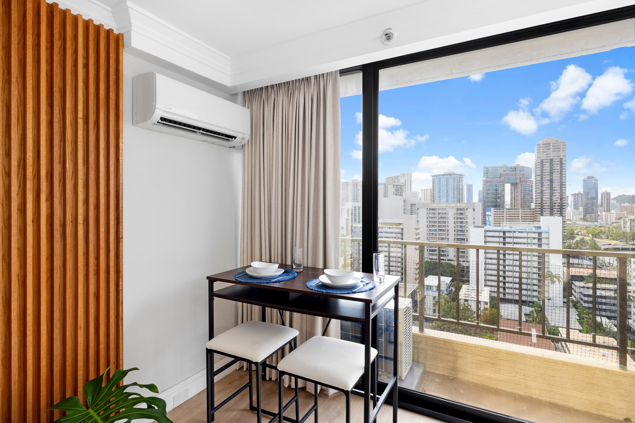 Upgraded Boutique Stay – Pool & Sauna in Waikiki - Image 13