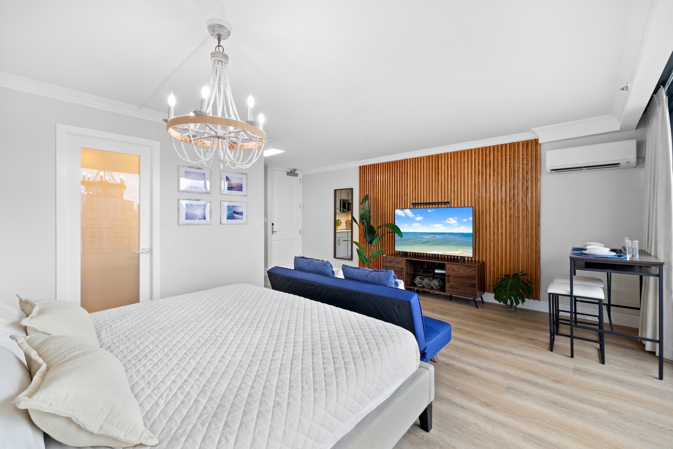 Upgraded Boutique Stay – Pool & Sauna in Waikiki - Image 12