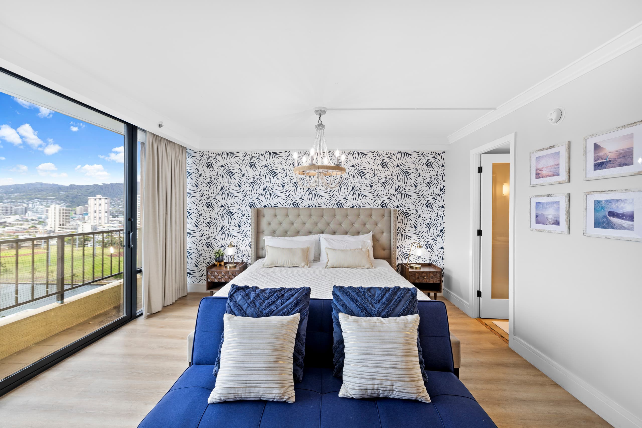 Upgraded Boutique Stay – Pool & Sauna in Waikiki - Image 11
