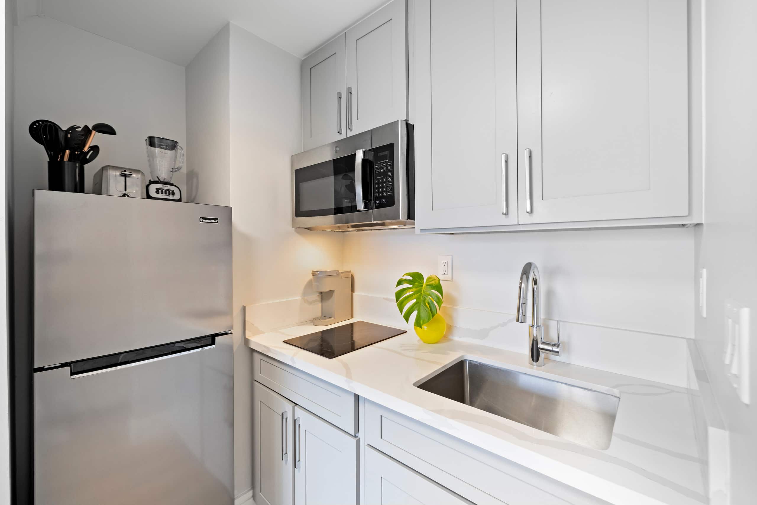 Upgraded Boutique Stay – Pool & Sauna in Waikiki - Image 8