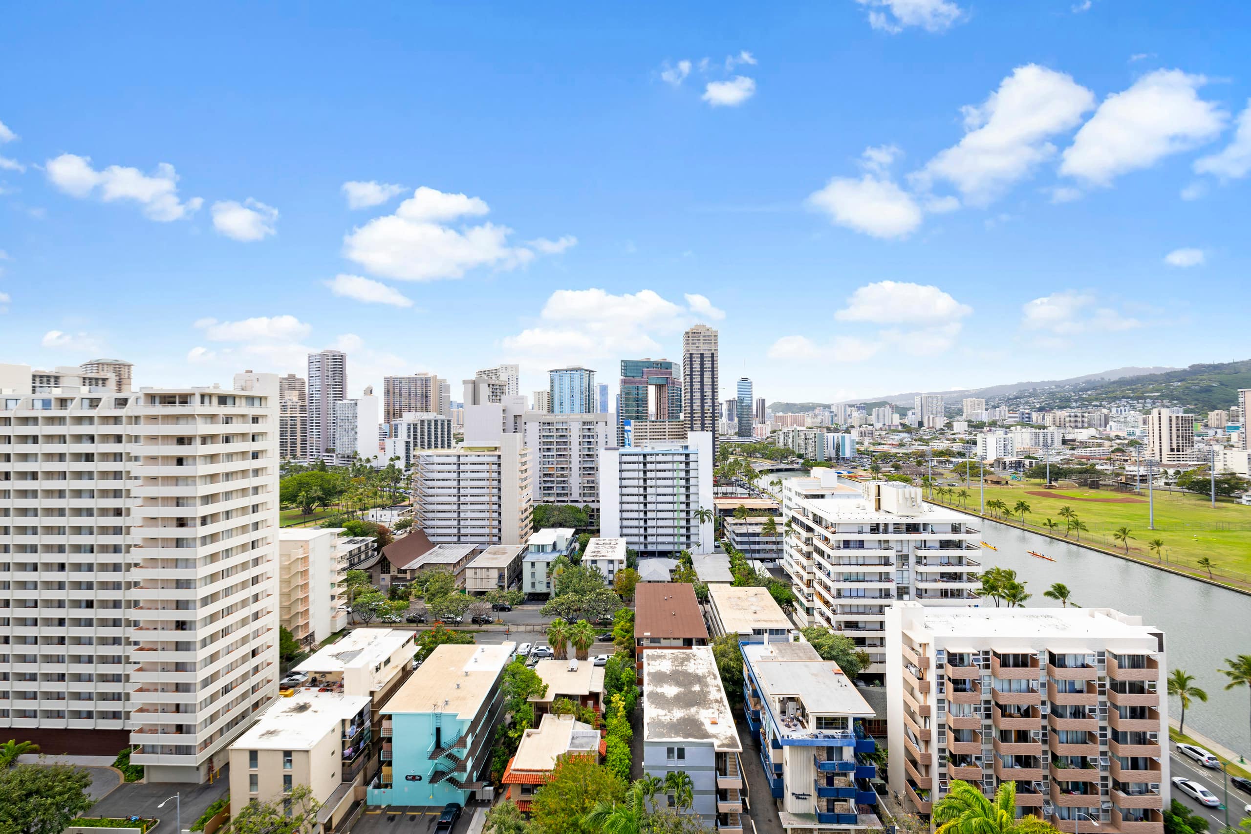 Upgraded Boutique Stay – Pool & Sauna in Waikiki - Image 20