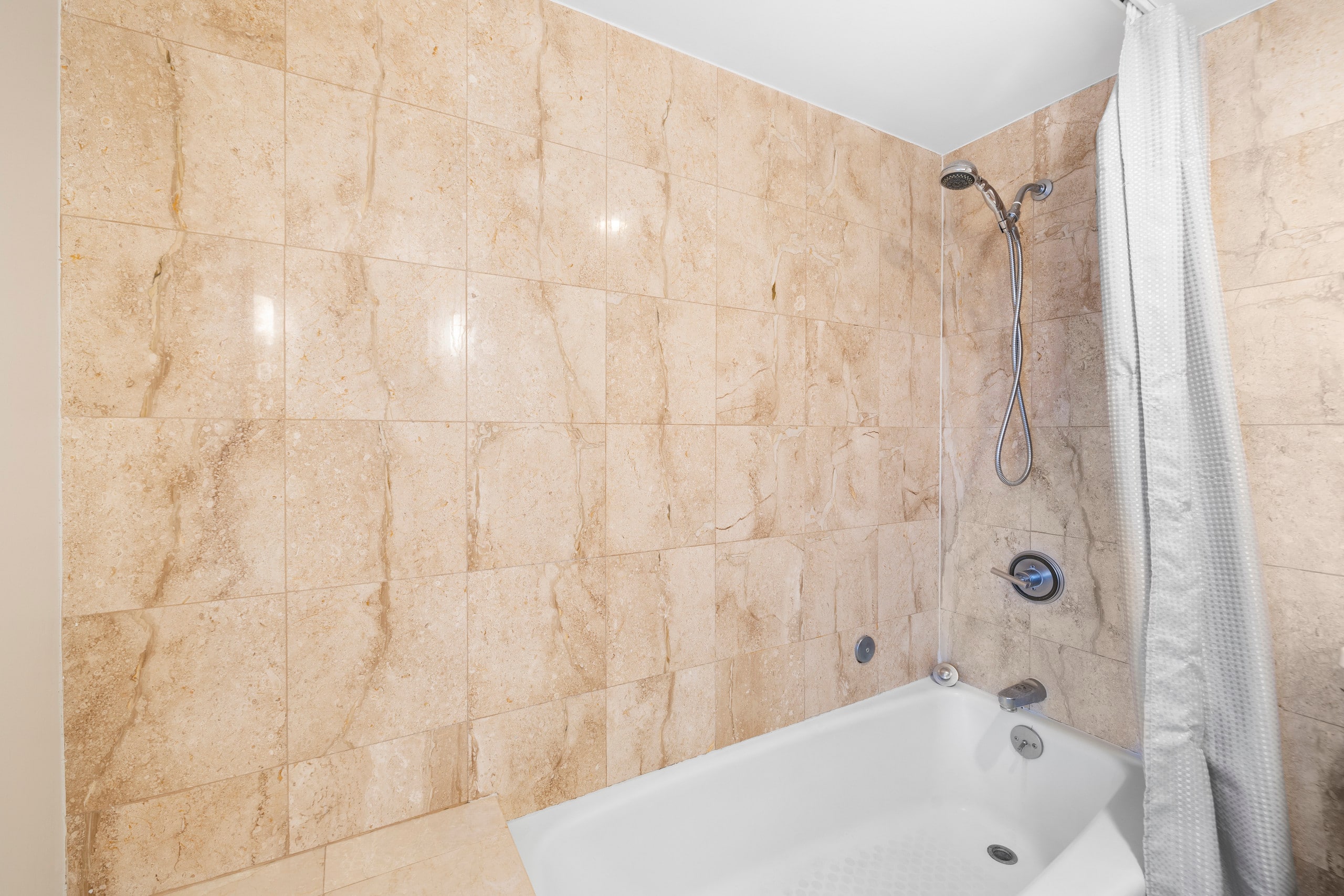 Upgraded Boutique Stay – Pool & Sauna in Waikiki - Image 17