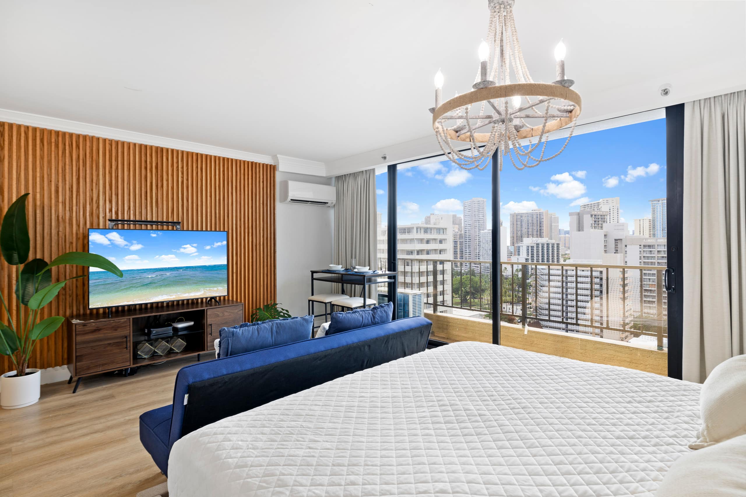 Upgraded Boutique Stay – Pool & Sauna in Waikiki - Image 6