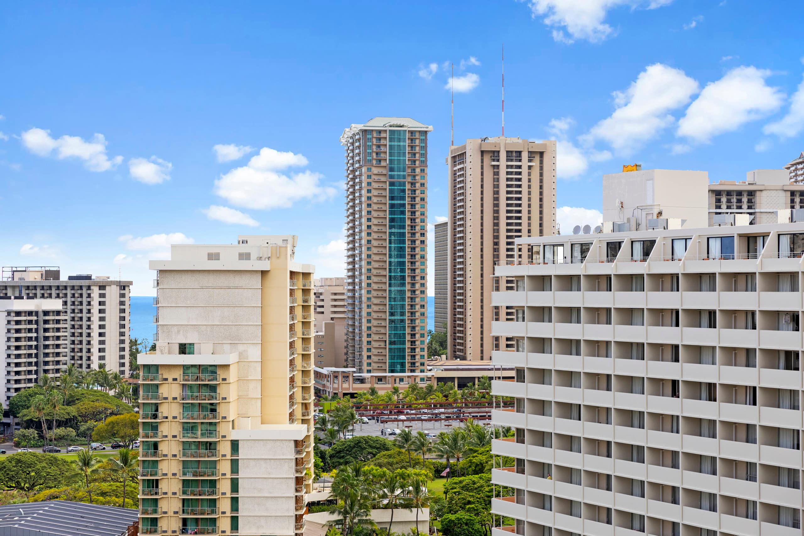Upgraded Boutique Stay – Pool & Sauna in Waikiki - Image 21