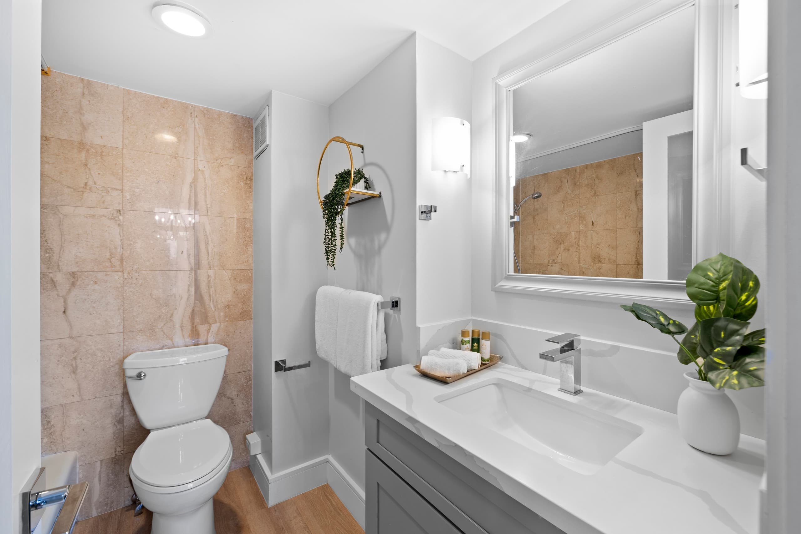 Upgraded Boutique Stay – Pool & Sauna in Waikiki - Image 16