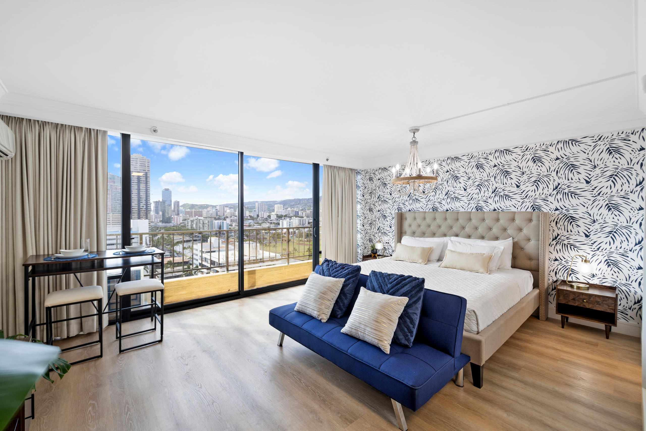 Upgraded Boutique Stay – Pool & Sauna in Waikiki - Image 4