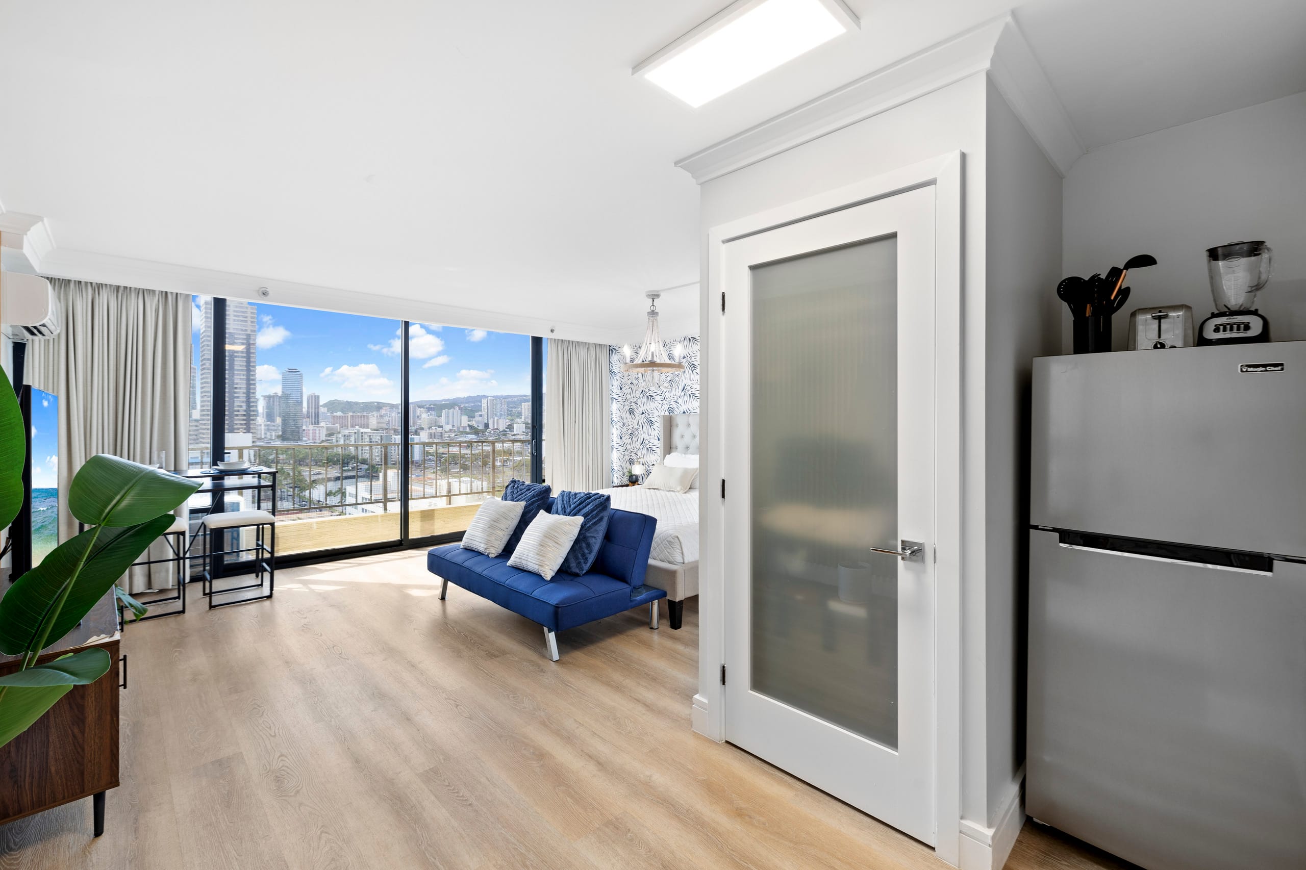 Upgraded Boutique Stay – Pool & Sauna in Waikiki - Image 19