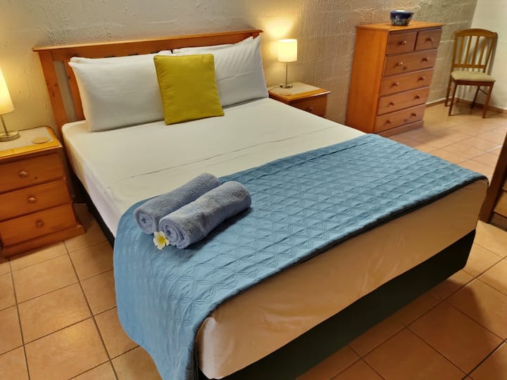 Bračni krevet (160x200), klima-uređaj i stropni ventilatori