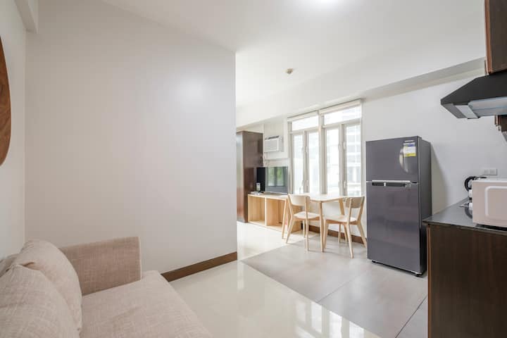 Modern Stylish Condo In Mckinley Wi-fi - Taguig